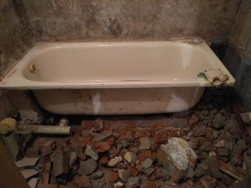 Наша ванная комната как видите морально устарела и пришло время обновить ремонт. 01