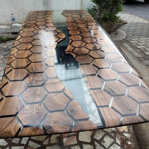 Сочетание эпоксидной смолы с деревом в изготовлении столов. 02