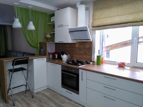 Вот такой кухонный гарнитур мы поставили в своей кухни - гостинной. 01