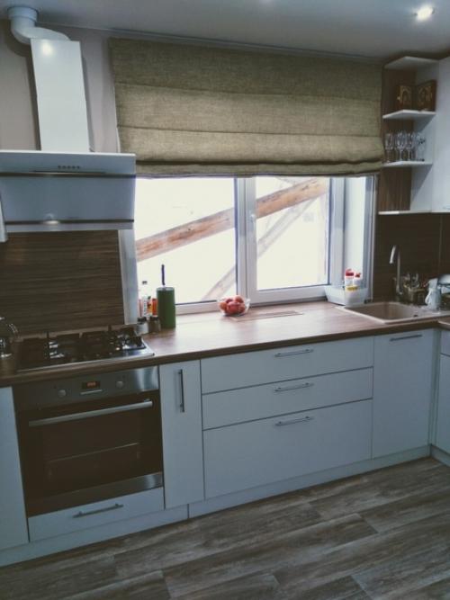 Вот такой кухонный гарнитур мы поставили в своей кухни - гостинной. 03