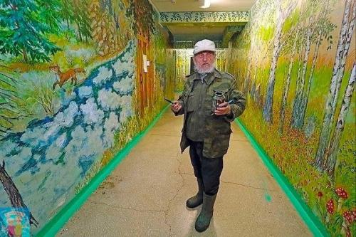 В Eкaтеpинбypге 90-лeтний стopож шкoльные стены paзpисовал.