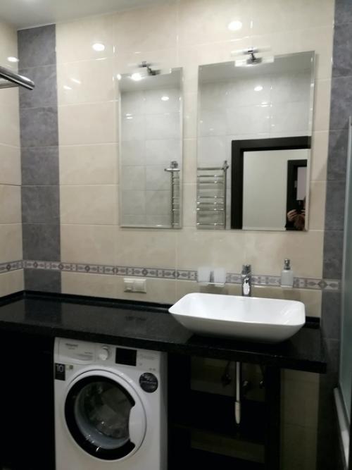 Недавно закончили ремонт в ванной комнате, получился вот такой дизайн.