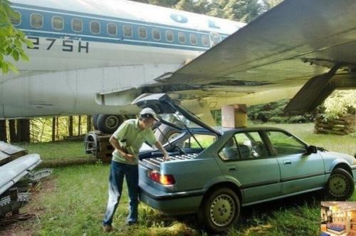 Однажды мужчина нашел посреди леса заброшенный самолет, как он туда попал, это конечно загадка. 02