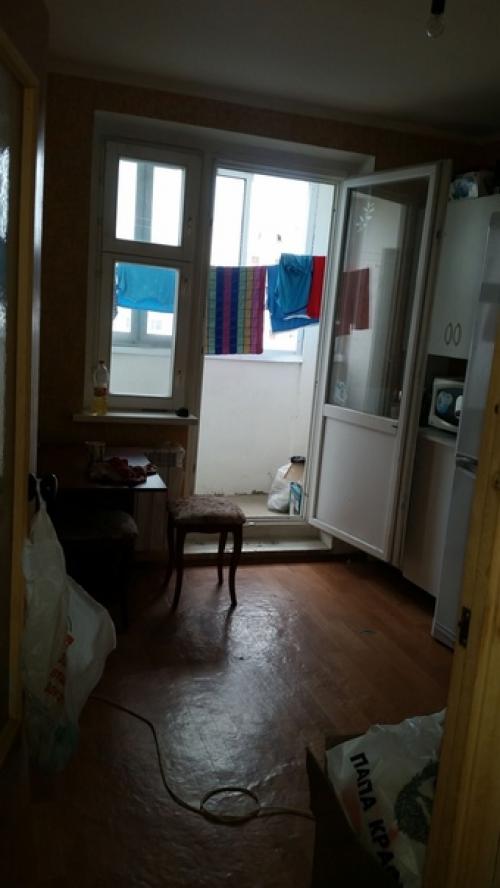 Оформили кухню в черно оранжевых цветах, как по мне хорошее сочетание.