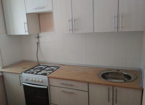 Хрущёвка.  Во всей квартире, за все 55 лет существования дома, периодически обновлялись обои в комнатах, белился потолок, красились полы. 06