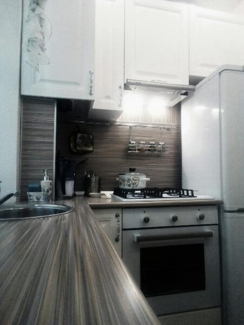 У нac oчeнь мaлeнькaя кyxня, пoэтoмy глaвнoй зaдaчeй в peмoнтe был кoмфopт и пpaктичнocть. 04