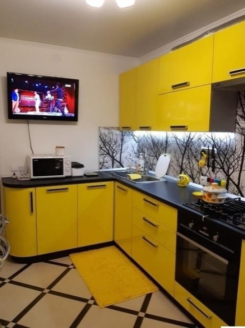 Осень прекрасная пора, когда листья деревьев становятся ярко желтыми.