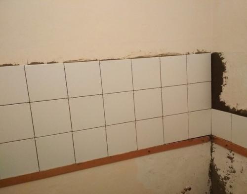 Хрущёвка.  Во всей квартире, за все 55 лет существования дома, периодически обновлялись обои в комнатах, белился потолок, красились полы. 03