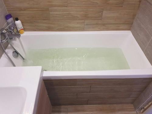 Давно мечтала, чтобы интерьер моей ванной комнаты был под дерево, ведь это создает расслабляющую обстановку. 04