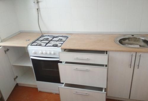 Хрущёвка.  Во всей квартире, за все 55 лет существования дома, периодически обновлялись обои в комнатах, белился потолок, красились полы. 04