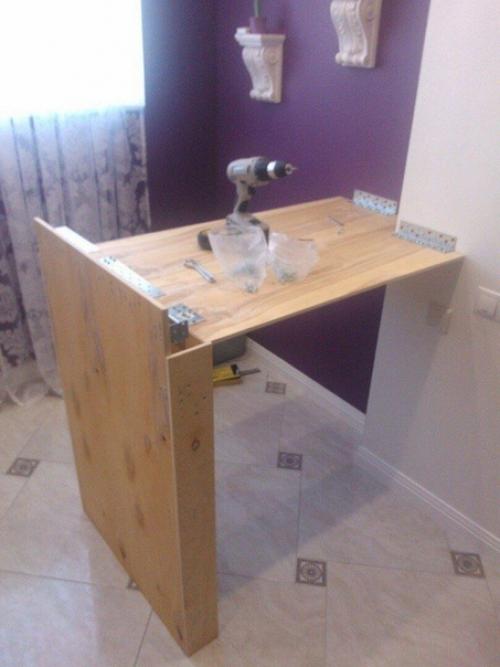Демонстрирую, как мы делали кухонный столик себе на кухню. 01