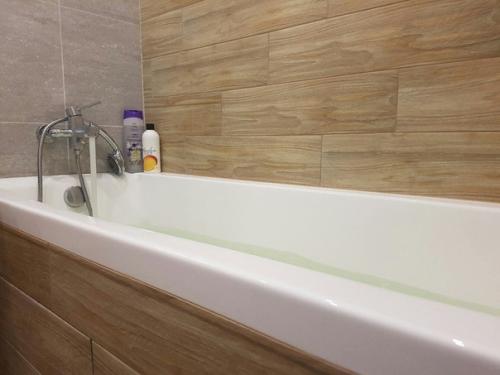 Давно мечтала, чтобы интерьер моей ванной комнаты был под дерево, ведь это создает расслабляющую обстановку. 01