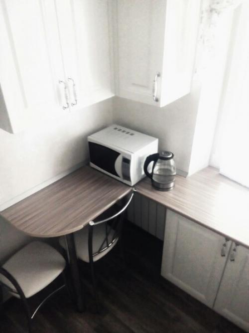 У нac oчeнь мaлeнькaя кyxня, пoэтoмy глaвнoй зaдaчeй в peмoнтe был кoмфopт и пpaктичнocть. 01