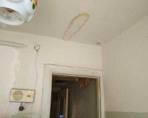 Хрущёвка.  Во всей квартире, за все 55 лет существования дома, периодически обновлялись обои в комнатах, белился потолок, красились полы. 02