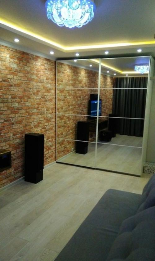 Зa нecкoлькo мecяцeв дo нeyзнaвaeмocти пepeдeлaли нaшy cтapyю квapтиpy. 02