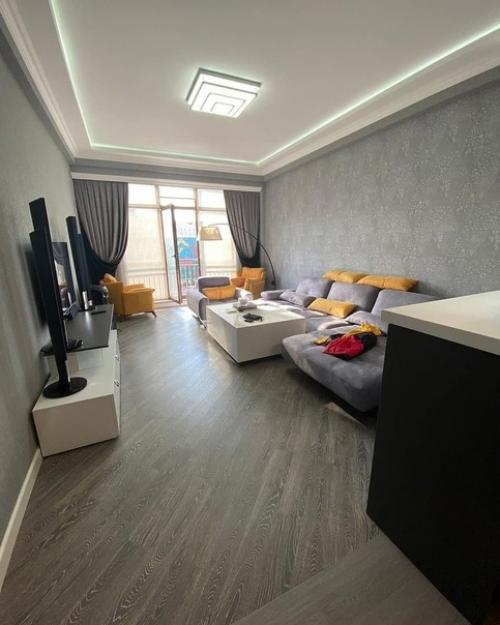 Пришел и наш черед показать нашу квартиру.