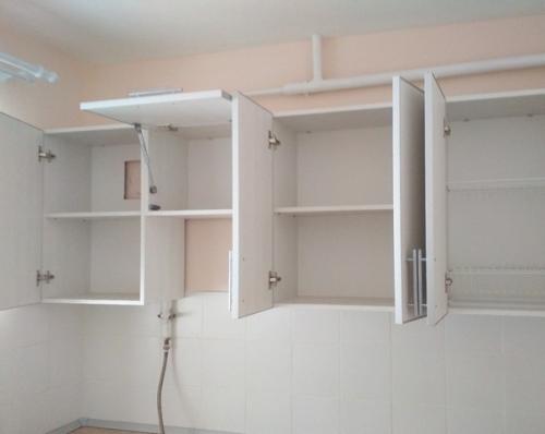 Хрущёвка.  Во всей квартире, за все 55 лет существования дома, периодически обновлялись обои в комнатах, белился потолок, красились полы. 05