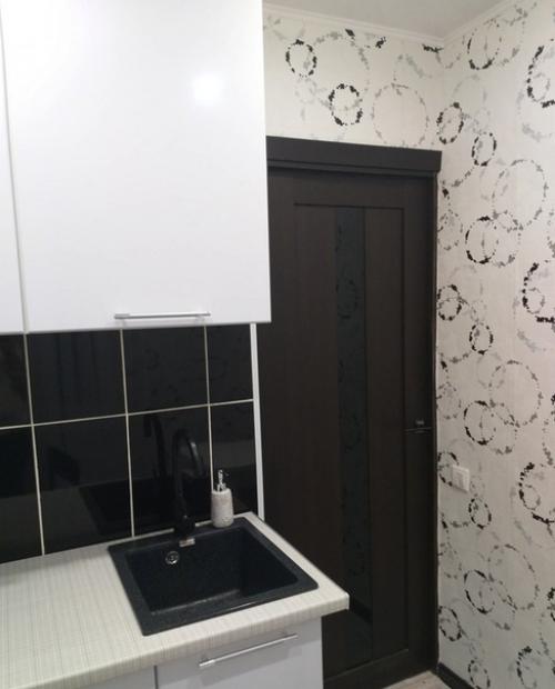 Хочу начать с нашей кухни (5, 5. делали все сами (кроме окон. 01