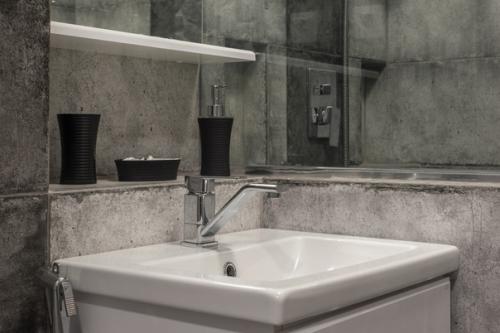 Таким образом оформили санузел, ушел на это 1 месяц. 06