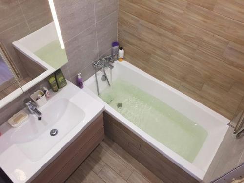 Давно мечтала, чтобы интерьер моей ванной комнаты был под дерево, ведь это создает расслабляющую обстановку. 06