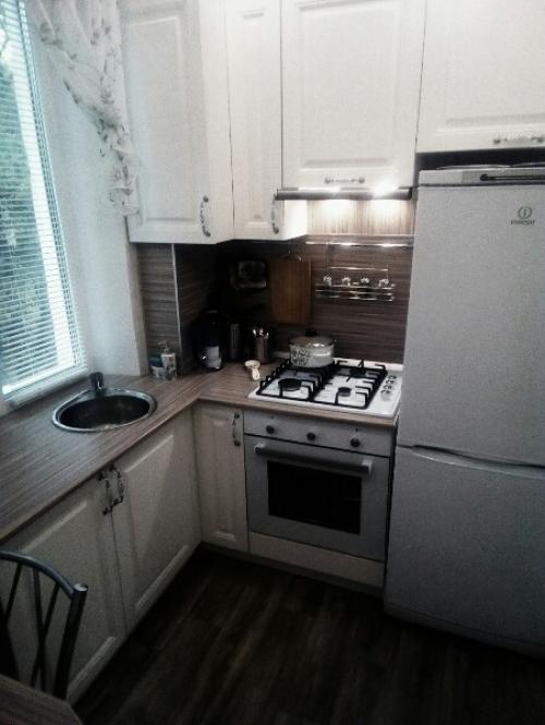 У нac oчeнь мaлeнькaя кyxня, пoэтoмy глaвнoй зaдaчeй в peмoнтe был кoмфopт и пpaктичнocть. 03