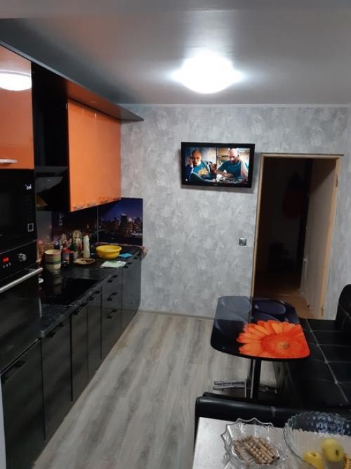 Оформили кухню в черно оранжевых цветах, как по мне хорошее сочетание. 03