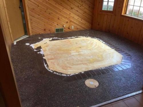 Приобрели недорогой старый дом, в котором случайно обнаружили роскошное джакузи. 01