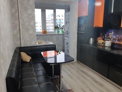 Оформили кухню в черно оранжевых цветах, как по мне хорошее сочетание. 02