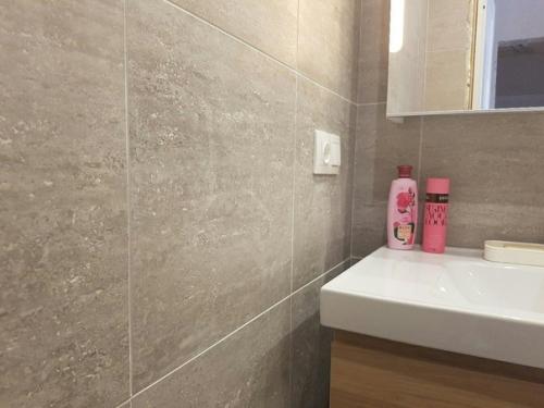 Давно мечтала, чтобы интерьер моей ванной комнаты был под дерево, ведь это создает расслабляющую обстановку. 05