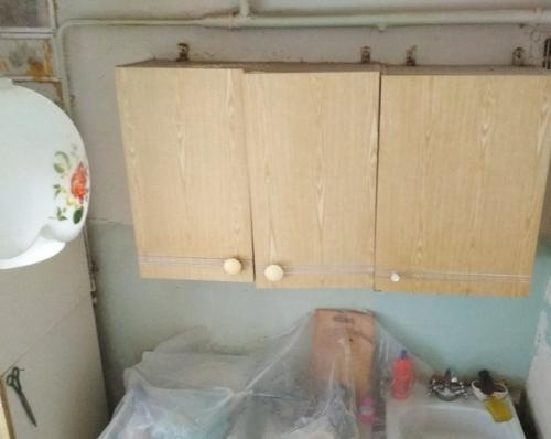 Хрущёвка.  Во всей квартире, за все 55 лет существования дома, периодически обновлялись обои в комнатах, белился потолок, красились полы. 01