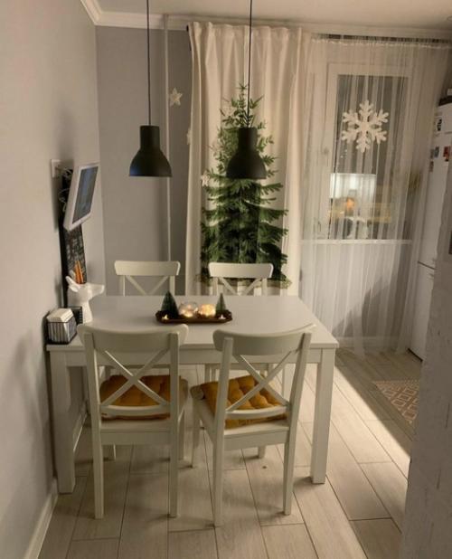 Площадь нашей кухни аж 10 кв.