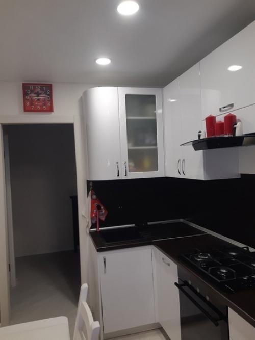 Решили, что чёрно-белая кухня будет слишком скучно. 01