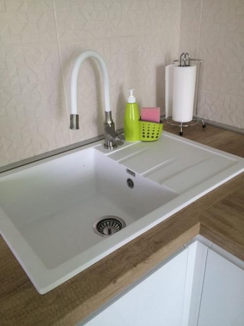 Наша кухня в бело салатовых цветах, смотрится свежо. 06