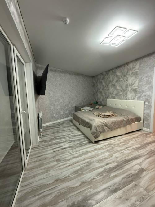 Здравствуйте, мы имеем комнату 22 квадрата с косой стеной. 02