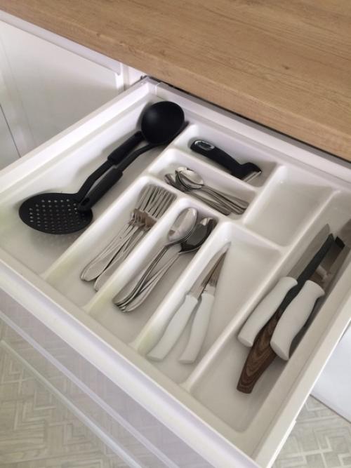 Наша кухня в бело салатовых цветах, смотрится свежо. 05