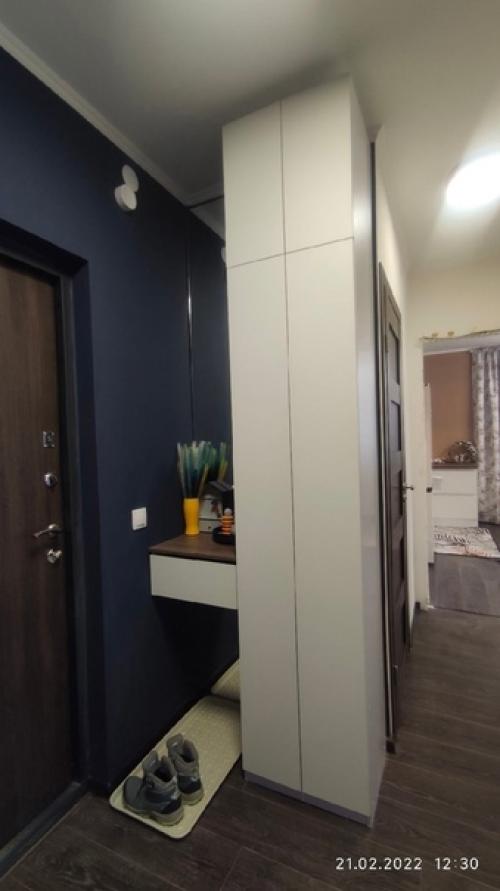 Оформили себе небольшую прихожую, но сюда помещается всё, что нужно.