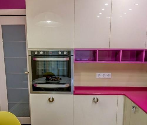 Оформление кухни с яркими акцентами. 04