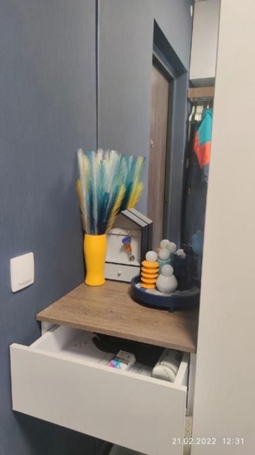 Оформили себе небольшую прихожую, но сюда помещается всё, что нужно. 01