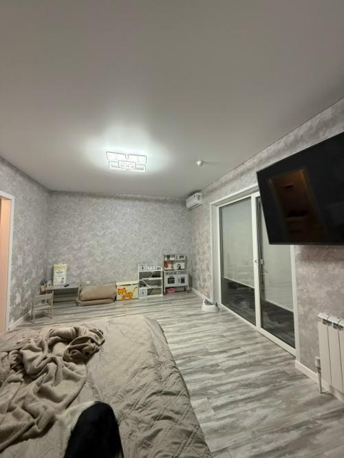 Здравствуйте, мы имеем комнату 22 квадрата с косой стеной.
