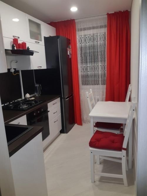 Решили, что чёрно-белая кухня будет слишком скучно. 02