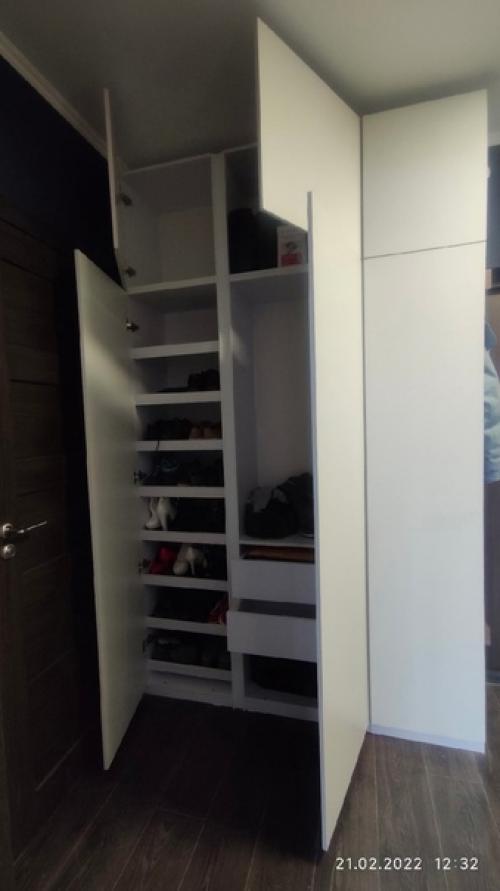 Оформили себе небольшую прихожую, но сюда помещается всё, что нужно. 03