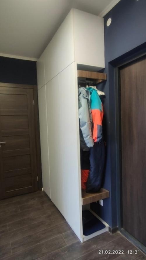 Оформили себе небольшую прихожую, но сюда помещается всё, что нужно. 02