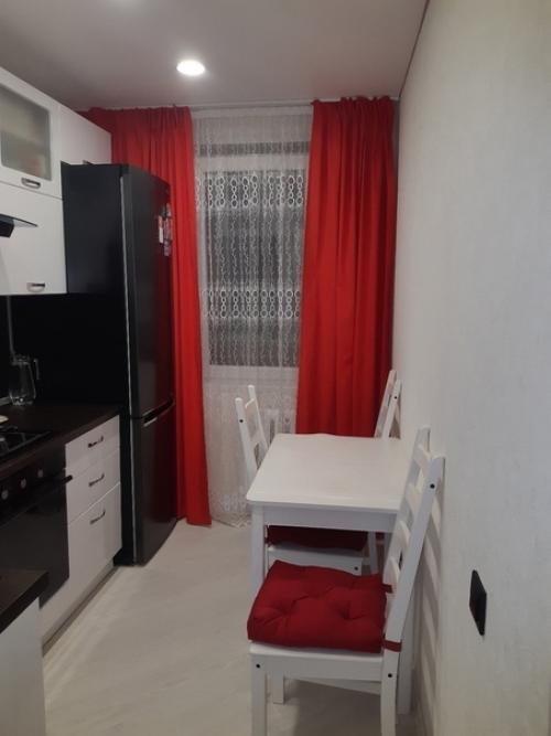 Решили, что чёрно-белая кухня будет слишком скучно.