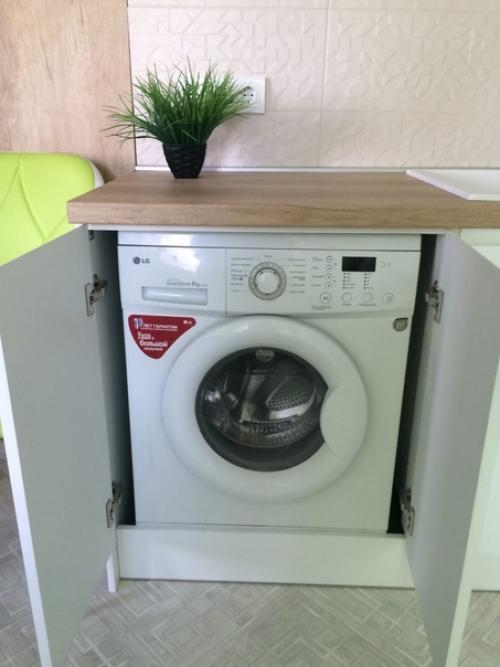 Наша кухня в бело салатовых цветах, смотрится свежо. 08