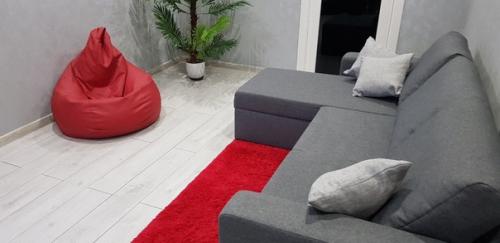 Так вот оформил себе комнату.