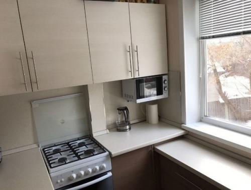 Простая и симпатичная кухня с раскладным столиком для экономии пространства. 01