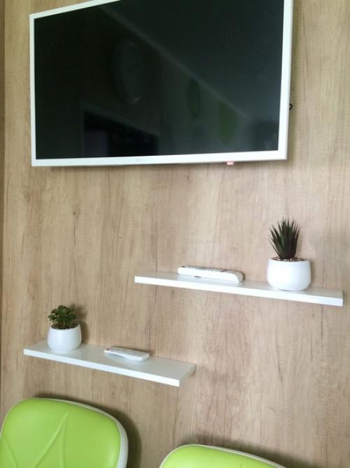 Наша кухня в бело салатовых цветах, смотрится свежо. 07