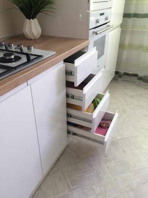 Наша кухня в бело салатовых цветах, смотрится свежо. 03