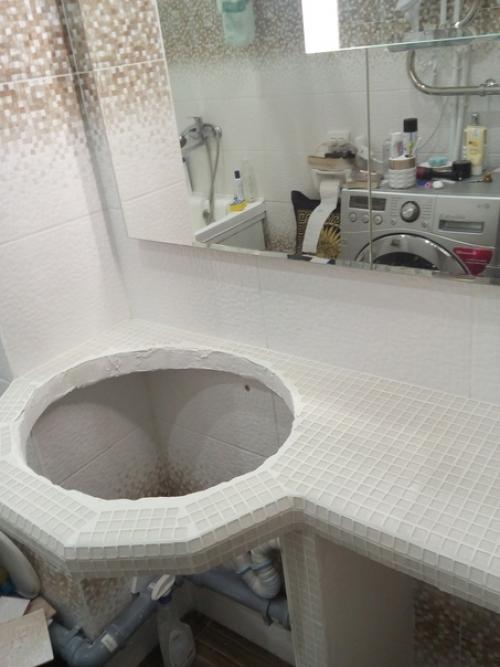 Тут в голову пришла одна идея, оставался лишний кусок гипсокартона и решил улучшить ванную комнату. 05