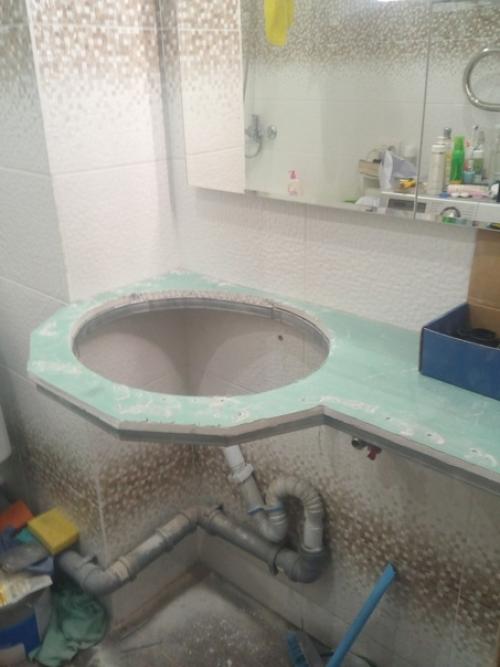 Тут в голову пришла одна идея, оставался лишний кусок гипсокартона и решил улучшить ванную комнату.